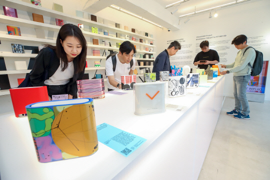 오는 6월 9일까지 서울시 마포구에 위치한 XXPRESS망원에서 진행하는 KT WiFi 6D 특별 팝업 전시에서 고객이 제품을 둘러보고 있다. KT 제공
